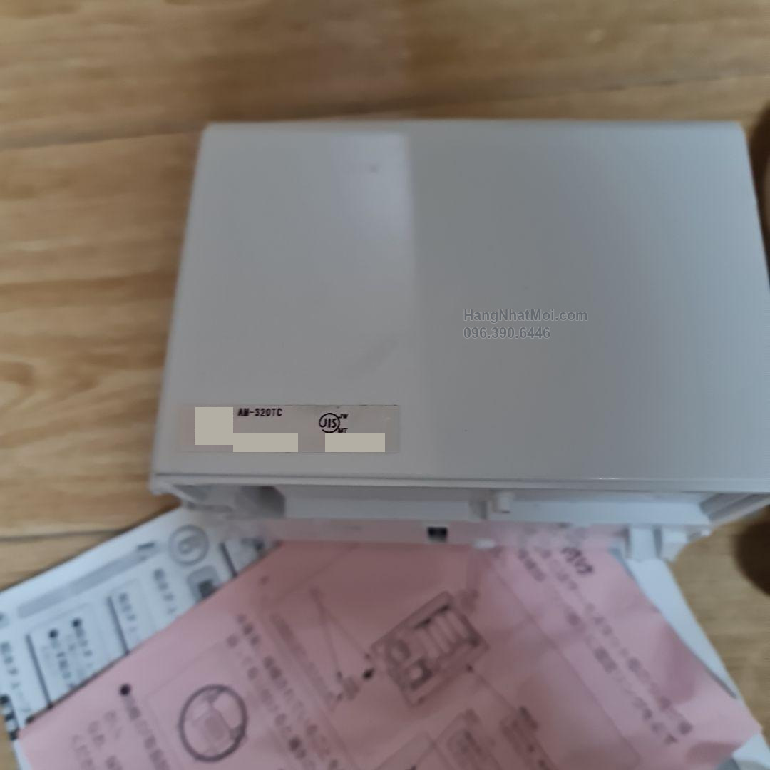 INAX AM-320TC – Nhãn trên hộp điều khiển xác nhận mã AM-320TC; thông tin riêng của kiện đã được che.