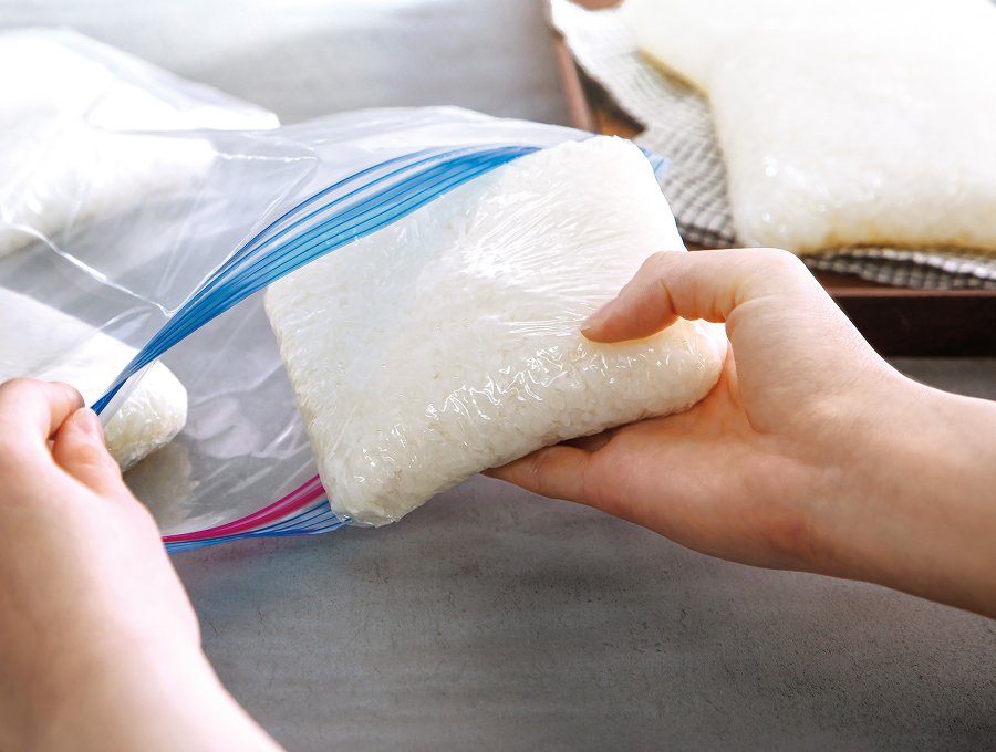Chia phần cơm để cấp đông sau khi nấu bằng NW-BB18