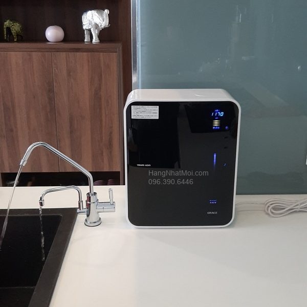 TRIM ION GRACE đặt cạnh bồn rửa cùng vòi lấy nước