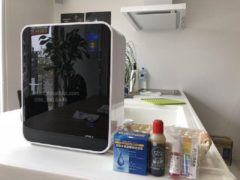 Mặt kính đen và các phím điều khiển của TRIM ION GRACE