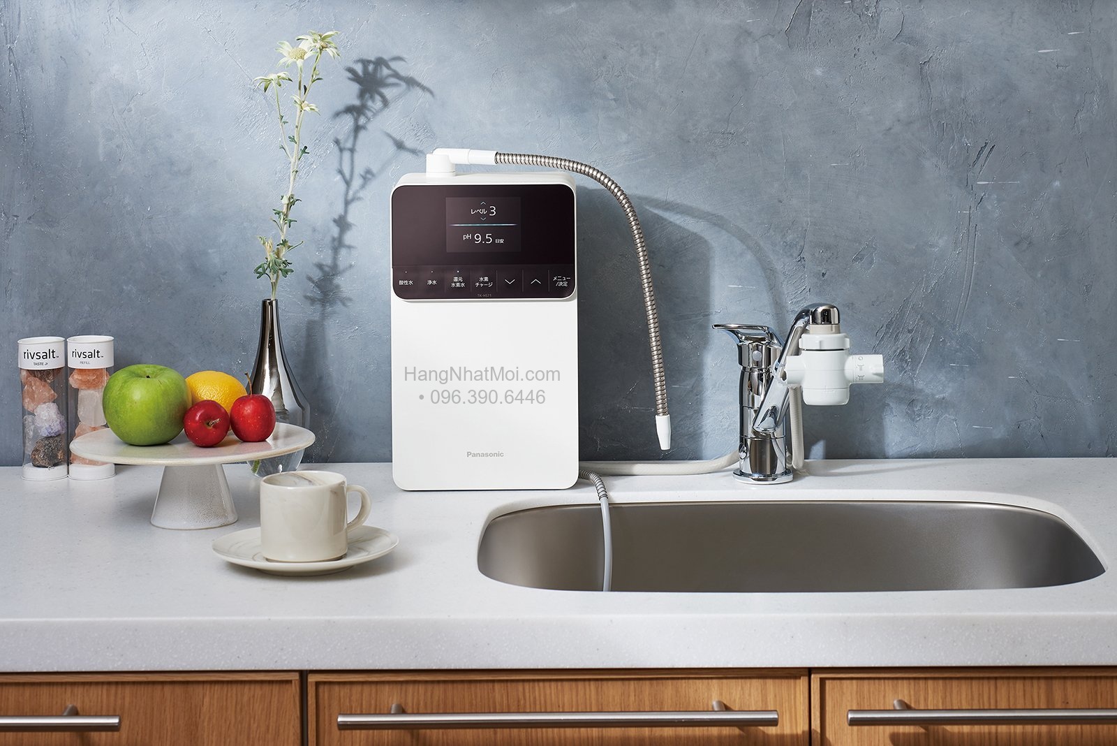 TK-HS71-W bố trí cạnh bồn rửa với bộ chuyển nước gắn vòi.
