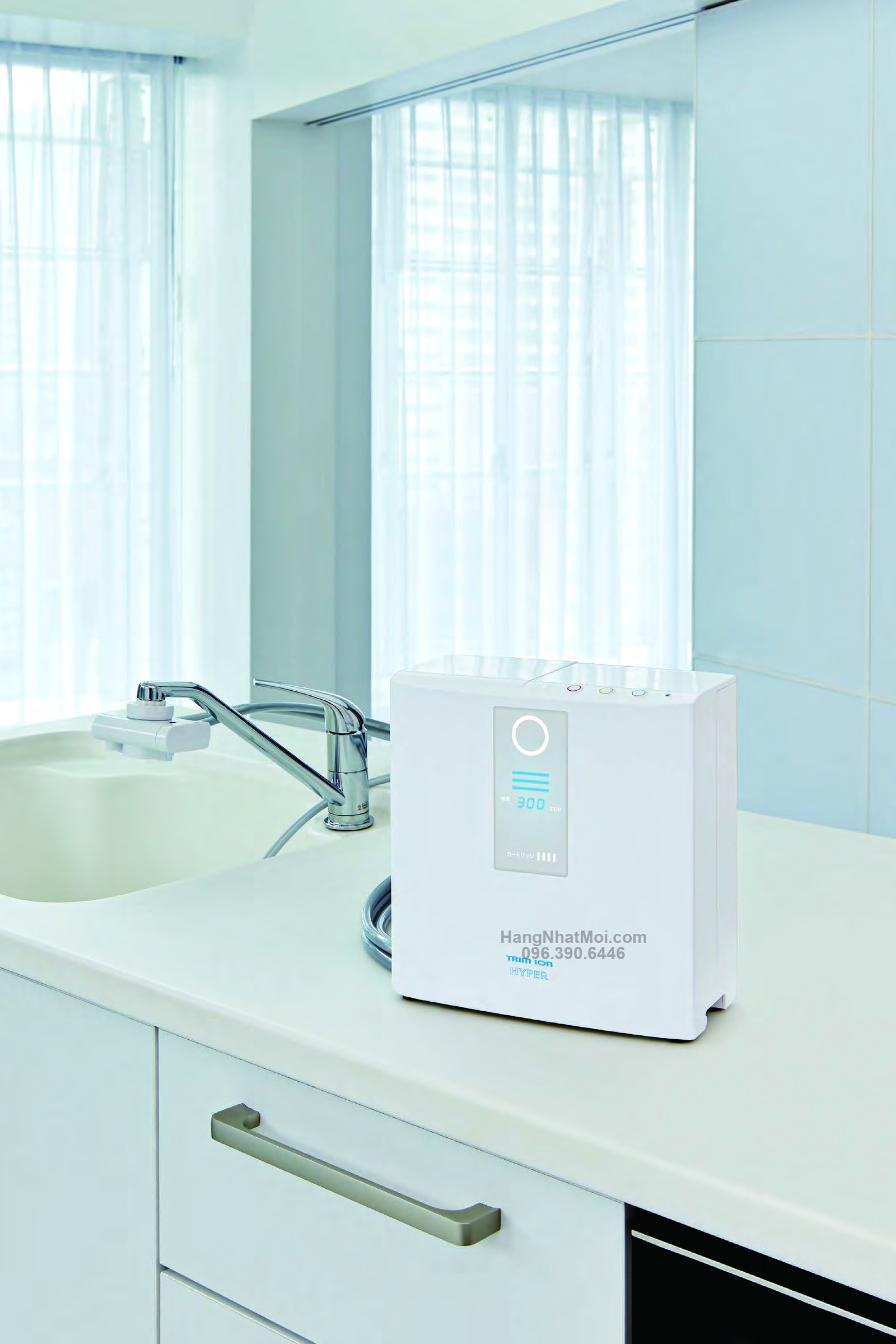 Máy lọc nước TRIM ION HYPER màu trắng đặt cạnh bồn rửa