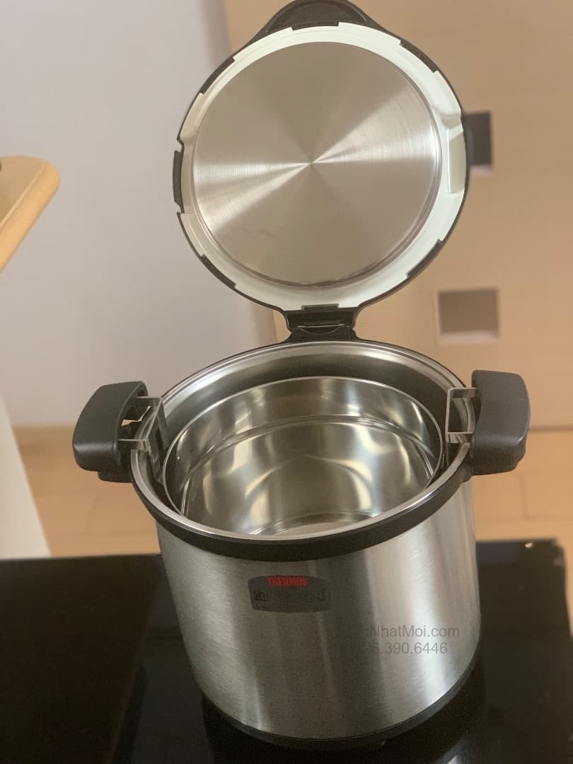 KPS-8001 khi mở bình ủ, lòng nồi inox và nắp trong được lấy ra.