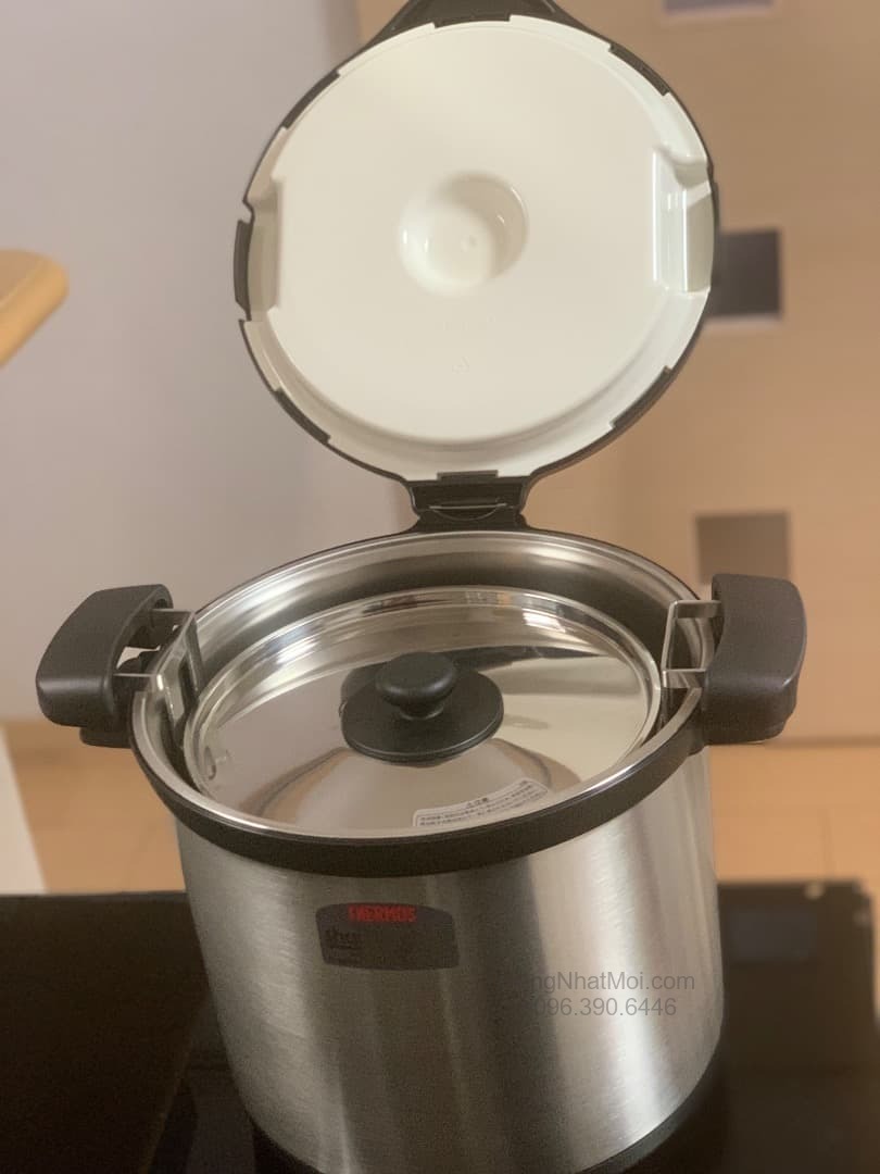 Nồi trong được đậy nắp inox bên trong bình ủ KPS-8001.