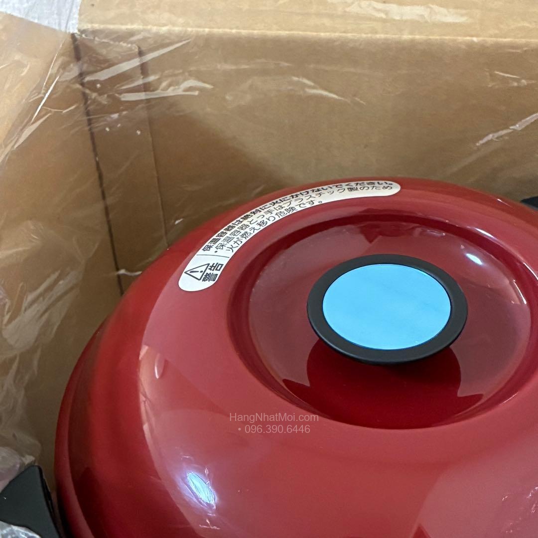 Nắp ngoài màu Blanc Rouge với màng bảo vệ xanh trên tay nắm.