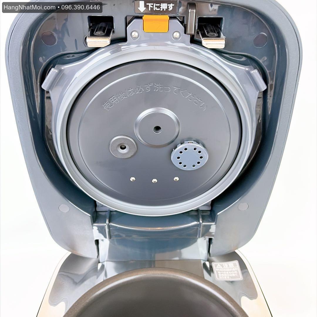 Nắp trong của Zojirushi NX-AA10-BZ màu đen