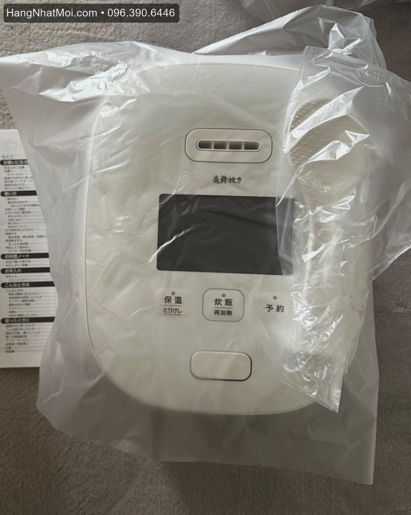 Nồi Zojirushi NX-AA10-WZ màu trắng trong túi bảo vệ