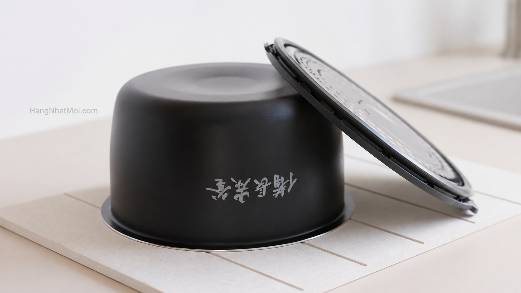 Lòng nồi và nắp gia nhiệt là hai bộ phận cần vệ sinh sau nấu.