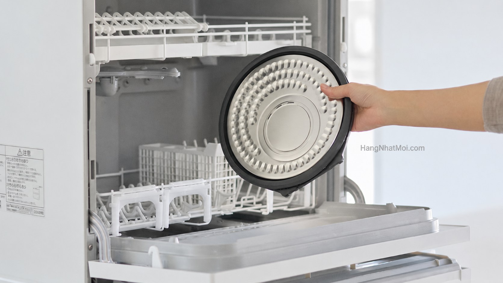 Nắp gia nhiệt tháo rời của SR-N210E tương thích máy rửa bát theo hướng dẫn hãng.