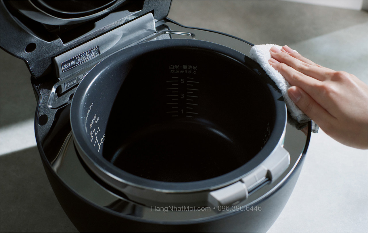 Mặt trên và khung thép không gỉ ít gờ của Panasonic SR-X910E