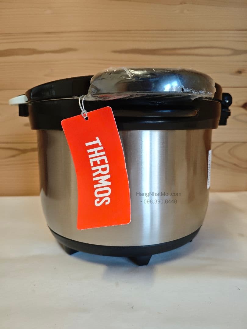 Ảnh tham khảo đúng mẫu THERMOS KBG-3000 CS. Góc bên thân nồi màu bạc, quai còn lớp bảo vệ.