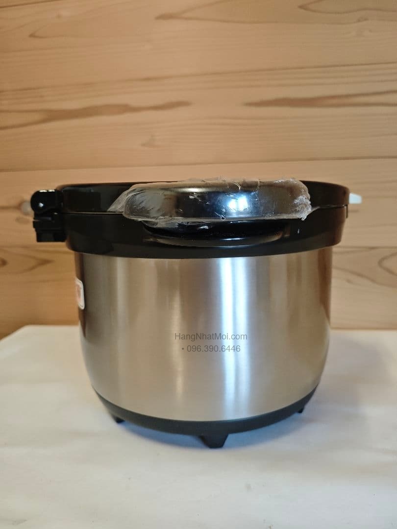 Ảnh tham khảo đúng mẫu THERMOS KBG-3000 CS. Góc bên còn lại của vỏ ủ và quai cầm.