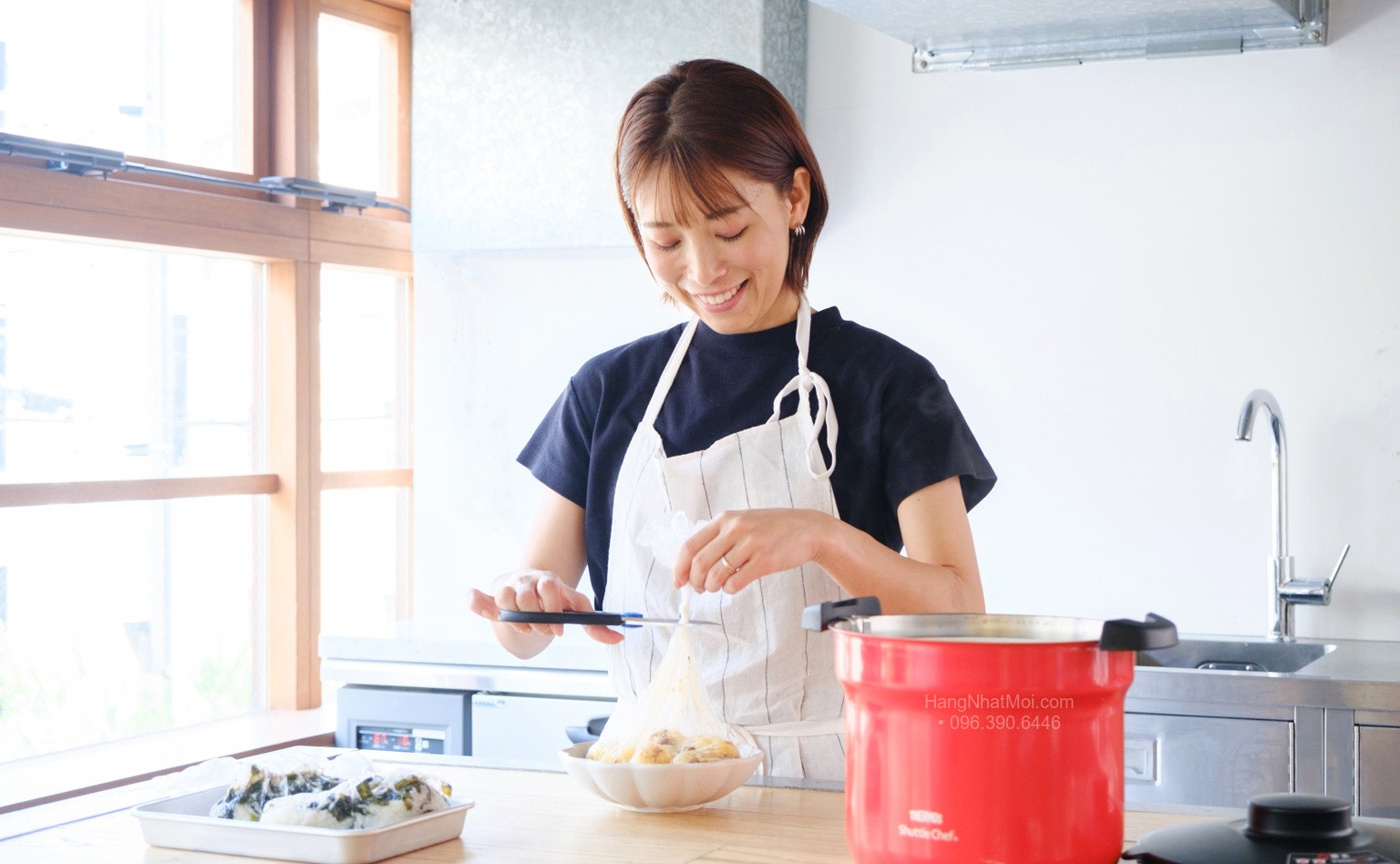 Chia món sau công đoạn ủ với nồi dòng KBJ đặt trên bàn