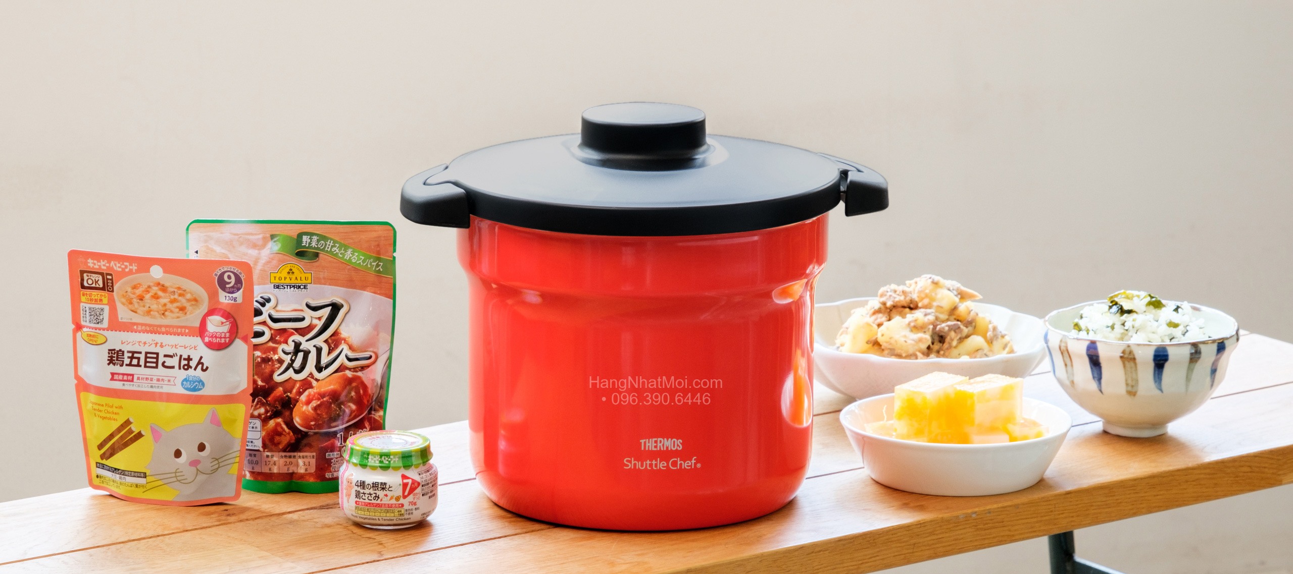 Nồi ủ dòng KBJ màu đỏ UR bên các món ăn đã chuẩn bị