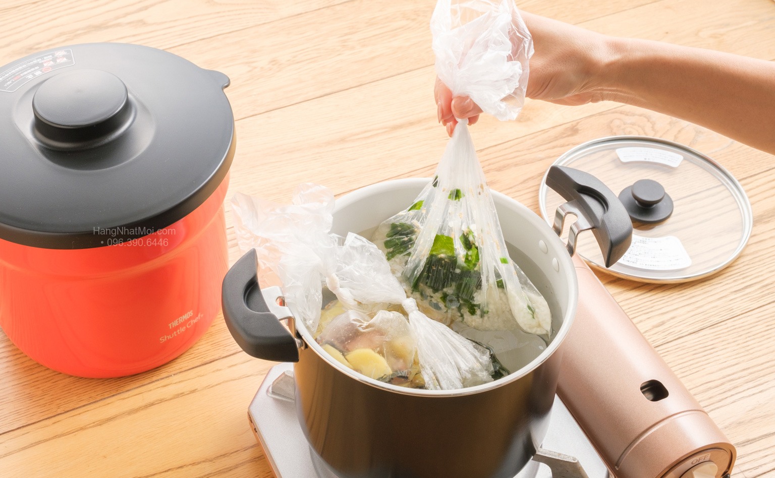 Nồi trong dòng KBJ với nắp kính đặt cạnh trong lúc chuẩn bị món