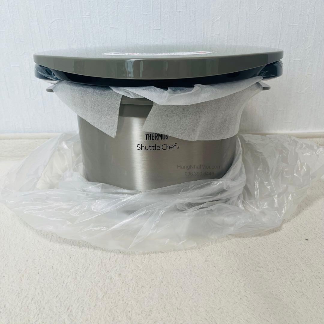 Mặt trước bình giữ nhiệt Thermos KBK-3003 CLR với lớp bọc bảo vệ khi mở hộp