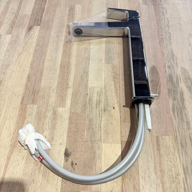 TLG10305J – thân vòi GB cao, hai ống mềm và đầu nối trước lắp đặt.