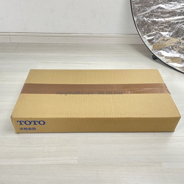 TLG11305J – Một mặt khác của thùng TOTO còn đóng; ảnh không thể hiện vòi bên trong.