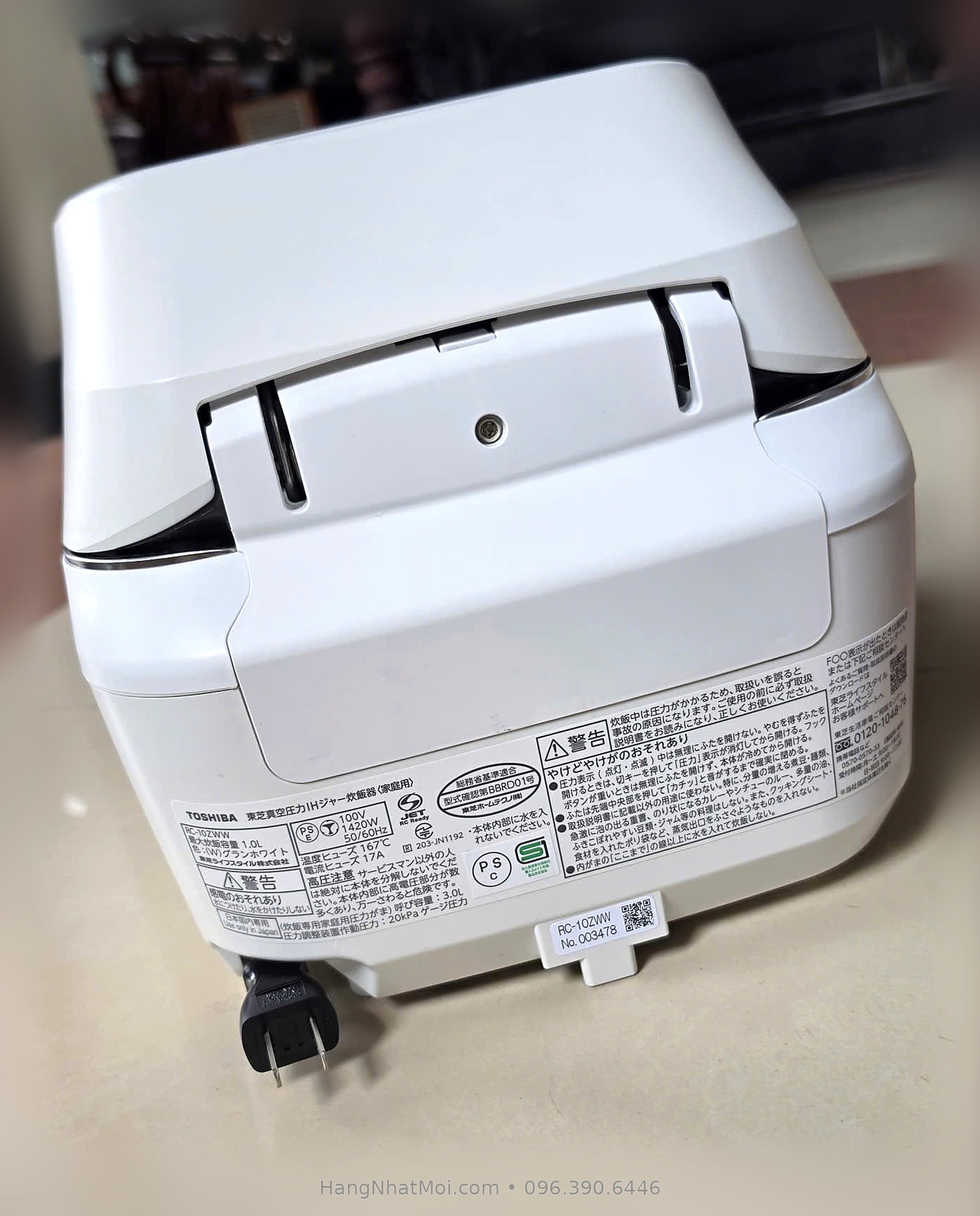 Tem máy thực tế ghi model RC-10ZWW, điện áp 100V, công suất 1420W và tần số 50/60Hz.