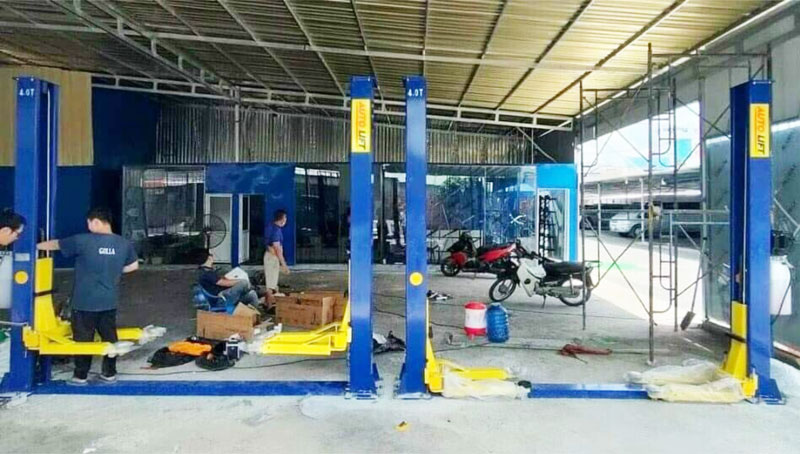 Hình ảnh lắp đặt cầu nâng ô tô 2 trụ giằng trên AT-400L