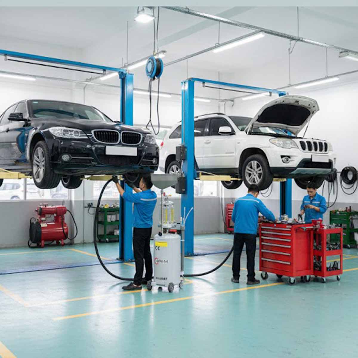 Hình ảnh máy hút dầu đang hút dầu trong gara ô tô