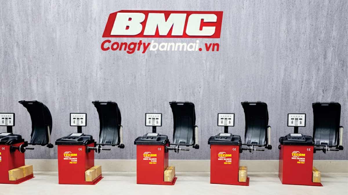 Hình ảnh máy cân bằng lốp xe ô tô tại showroom công ty ban mai
