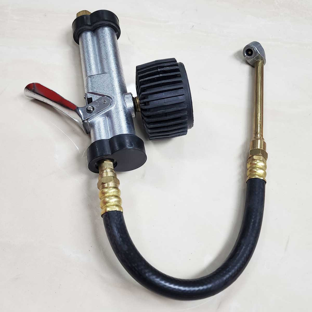 Đặc điểm chính của đồng hồ đo áp suất và bơm lốp Action 309