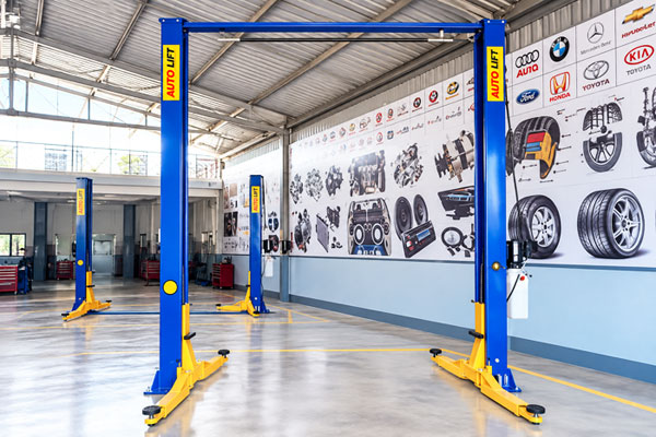 hình ảnh cầu nâng 2 trụ giằng trên AT-400L lắp đặt tại Gara ô tô
