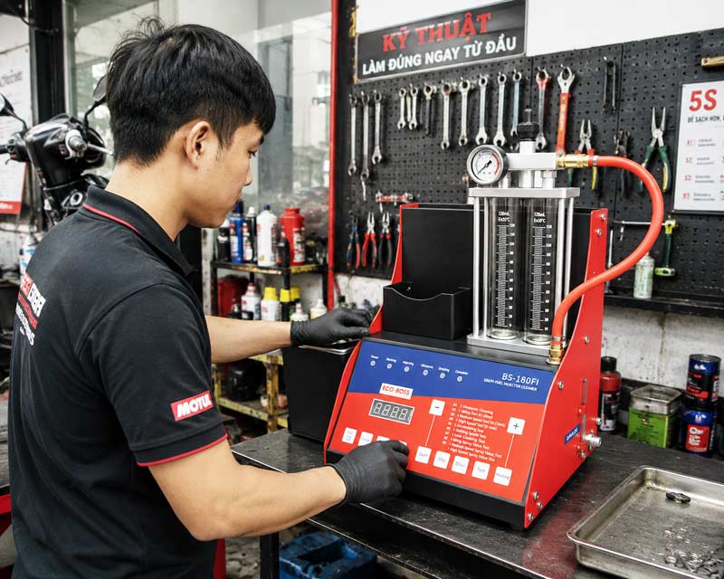 Hình ảnh máy súc béc phun BS-180FI tại tiệm sửa chữa xe máy Honda