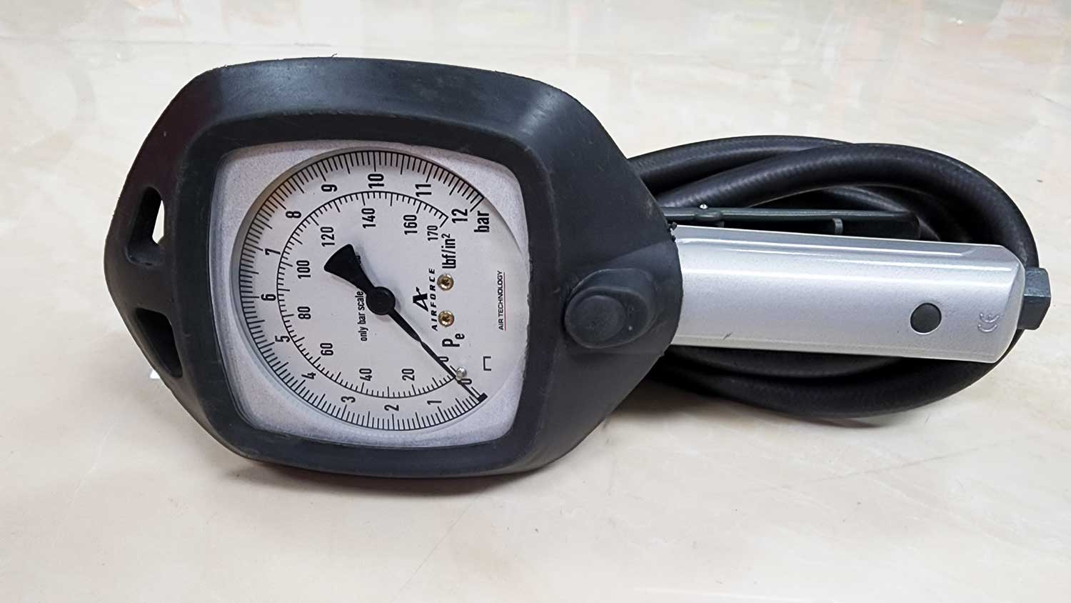 Mô tả đồng hồ đo áp suất và bơm lốp Air Force