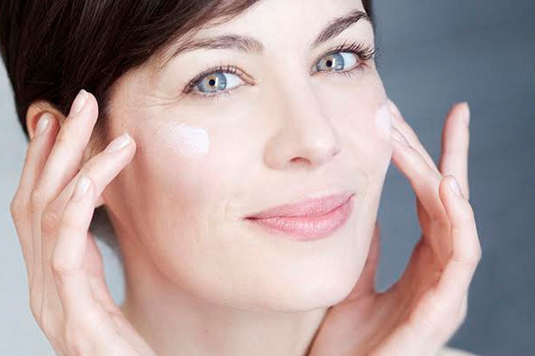 5 dưỡng chất giúp phụ nữ trung niên cải thiện tóc đen mượt, da căng bóng