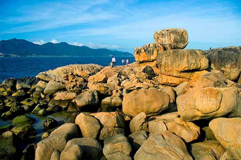 HÒN CHỒNG NHA TRANG VÀ CÂU CHUYỆN ĐẰNG SAU