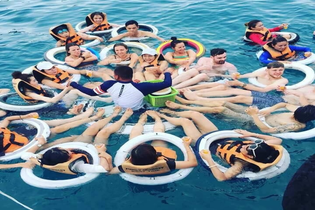 Cùng nhau uống rượu trên biển.