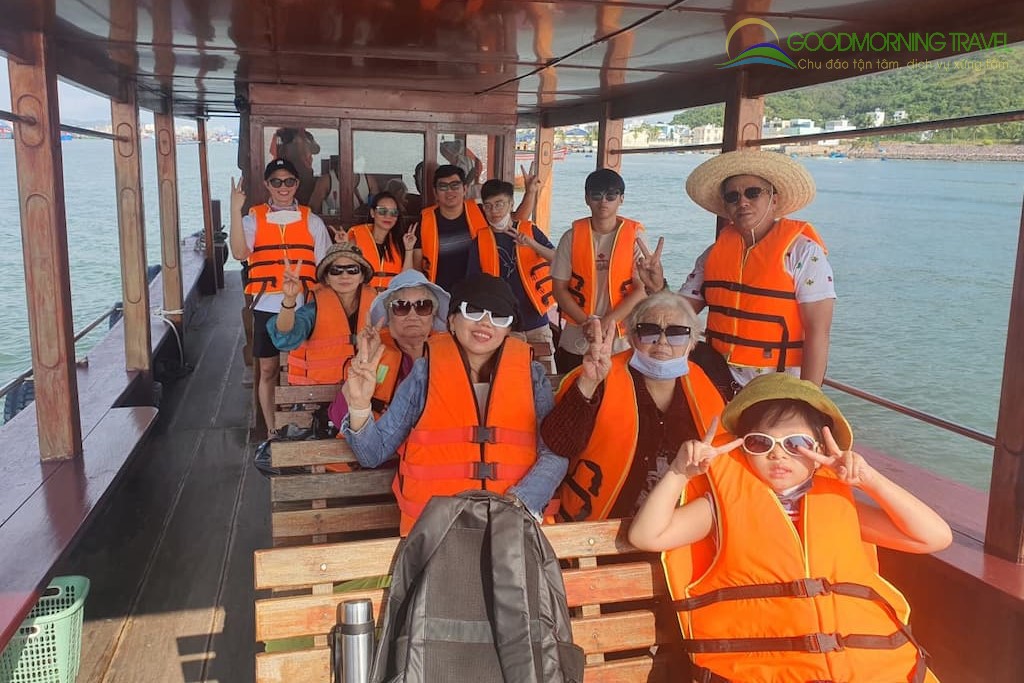 tắm biển trong tour 4 đảo Nha Trang