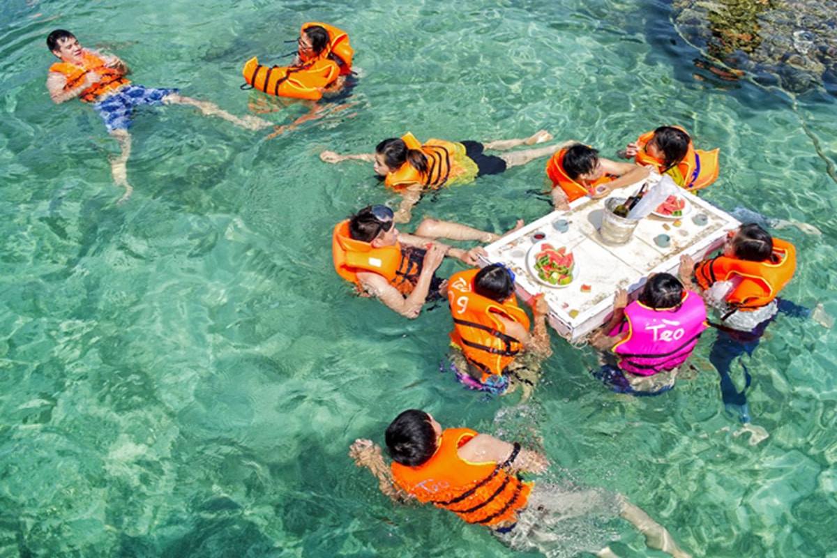 Bar nổi trên biển.