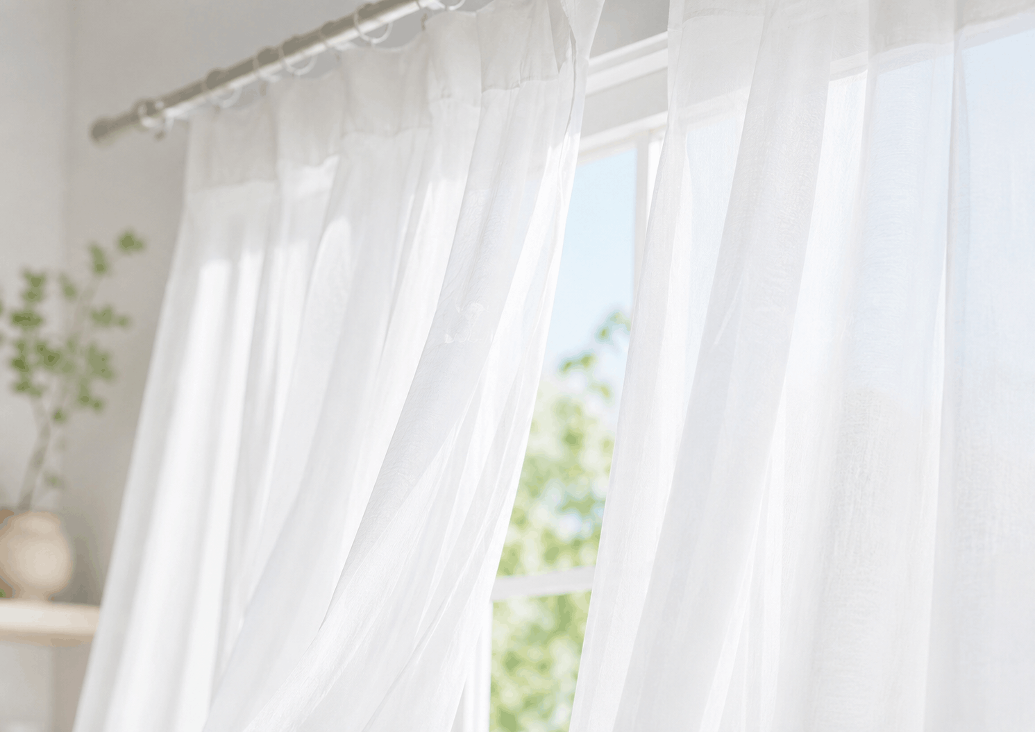Rèm cửa sạch treo bên cửa sổ sau khi giặt tại nhà