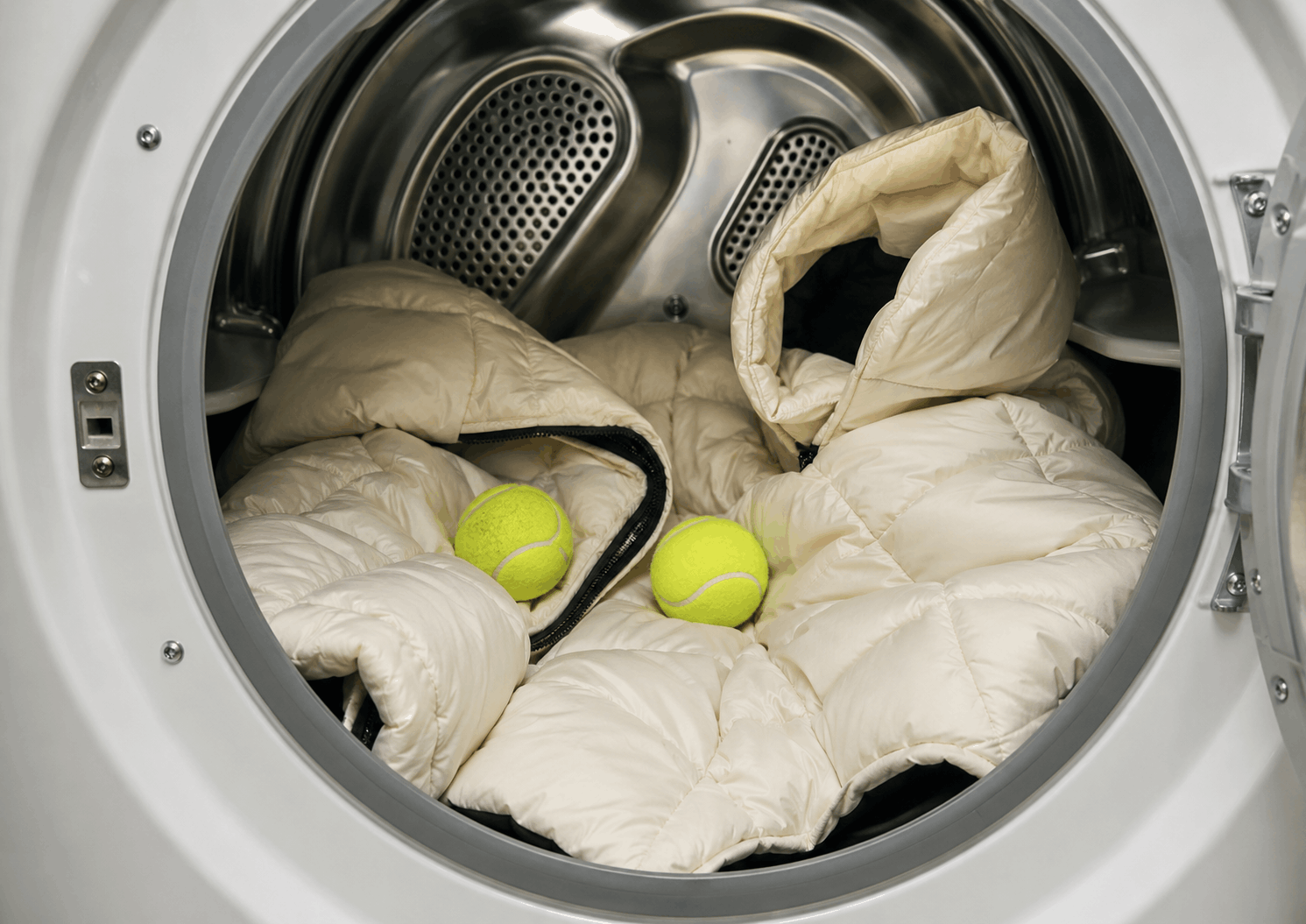 Dùng bóng tennis khi sấy áo lông vũ để tránh vón cục