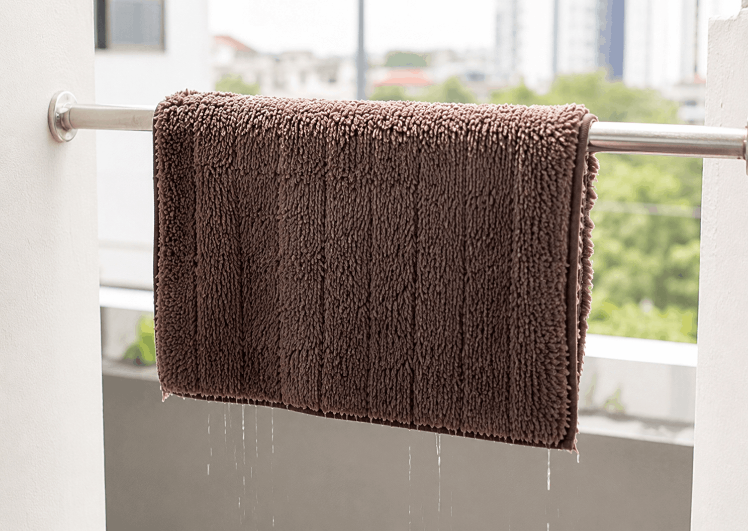 Phơi thảm dựng đứng để thoát nước và khô nhanh