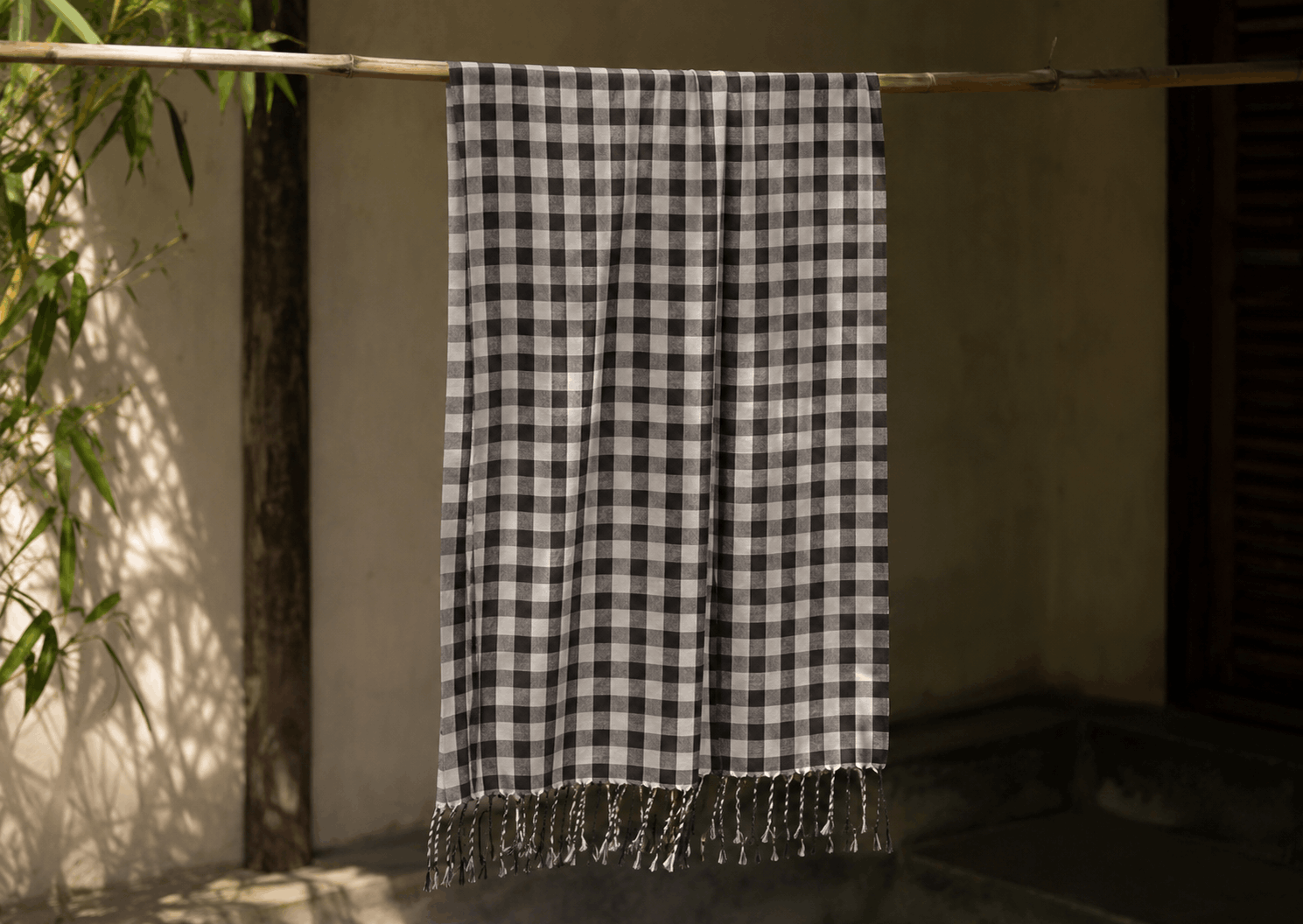 Phơi khăn rằn ở bóng mát để giữ màu