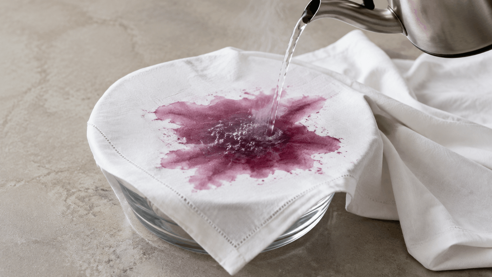 Rót nước sôi xuyên vết rượu vang trên vải cotton trắng