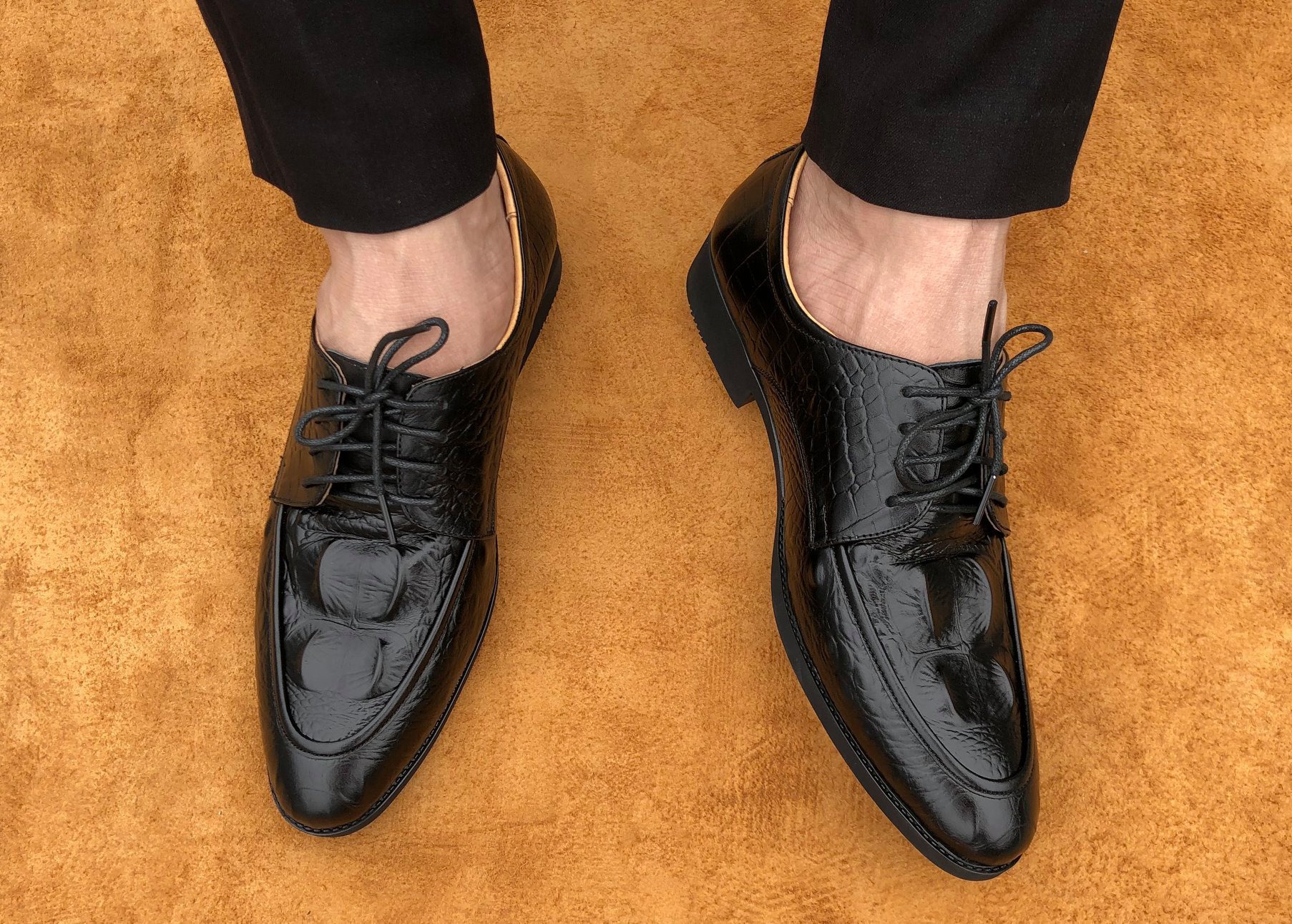 Giày đen dây dập vân cá sấu