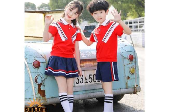 Nên lựa chọn váy đồng phục có kích cỡ phù hợp với các bé