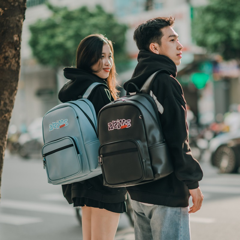 BALO TEEN 958 VỚI THIẾT KẾ HIỆN ĐẠI Balo Teen 958 là mẫu balo teen đột phá về chất liệu tại Mr Vui, mẫu đầu tiên về giả da, được thiết kế theo phong cách hiện đại, với thiết kế được giới trẻ ưa chuộng nhất của giới trẻ hiện nay. Balo được may với nhiều ngăn, sắp xếp hợp lý và khoa học tạo nên sự hài hòa cho chiếc balo KÍCH THƯỚC NHỎ GỌN, NHIỀU NGĂN TIỆN DỤNG Các ngăn balo teen 958 được bố trí hợp lý. Ngoài ngăn chính chứa được sách vở, bạn có thể mang theo một số vật dụng cá nhân khác như: sổ tay, bút viết, điện thoại...ở những ngăn nhỏ bên ngoài. CHẤT LIỆU CAO CẤP, BỀN, ĐẸP Balo teen 958 được làm từ chất liệu cao cấp: vải 900 PU không độc hại, chống thấm tối ưu, không có mùi hôi, rất dễ lau chùi. Từ các chất liệu chuyên dụng, balo laptop Mr.Vui không chỉ đẹp về mẫu mã mà còn chịu mài mòn tốt, có độ bền cao. Vải lót bên trong Oxford 100% dày chắc, cứng cáp, chóng bám bụi và ẩm mốc, hỗ trợ chống thấm giúp làm tăng sự an toàn cho đồ đạc bên trong khi di chuyển dưới mưa.Quai đeo chắc chắn, có thể nới dài hoặc rút ngắn linh hoạ.