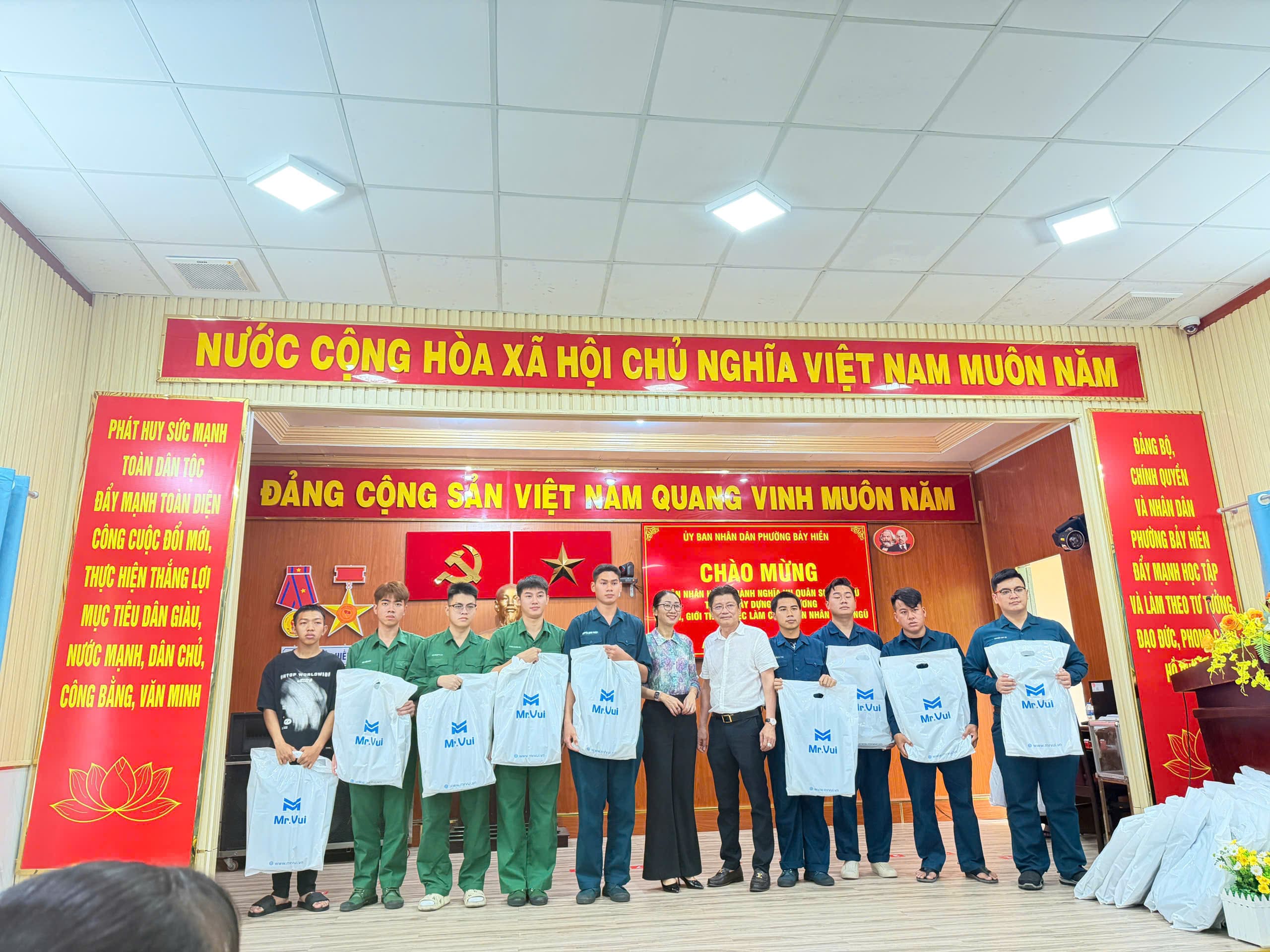 truong vui trao tang 49 balo cho quan nhan xuat ngu