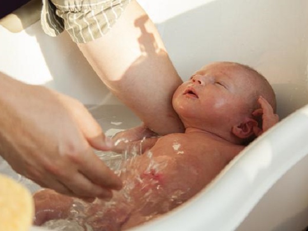 Sanosan: Hướng dẫn cách tắm đơn giản cho trẻ sơ sinh
