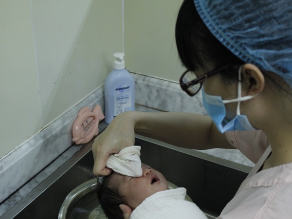 Sanosan: 5 mẹo cha mẹ phải thuộc để giữ an toàn cho em bé trong thời gian tắm