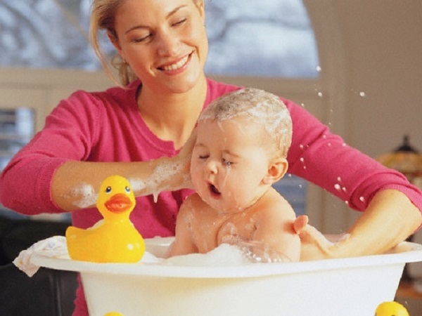 Sanosan: Hướng dẫn cách tắm và chăm sóc da trẻ sơ sinh dành cho cha mẹ lần đầu thực hiện