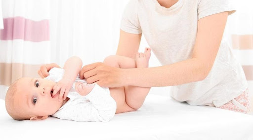 Hướng dẫn chi tiết từng bước thay tã giấy dùng một lần cho trẻ