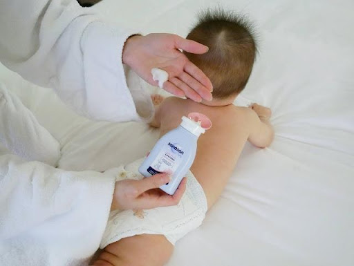 Lựa chọn tã và cách thay tã đúng chuẩn cho trẻ sơ sinh