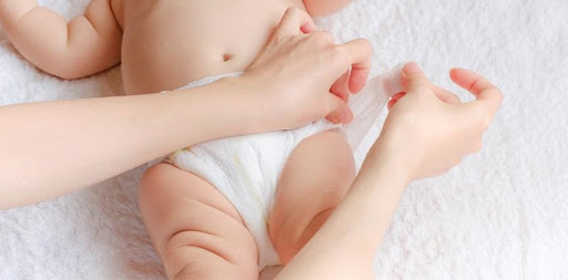 Những kinh nghiệm giúp cha mẹ thay tã dễ dàng cho bé